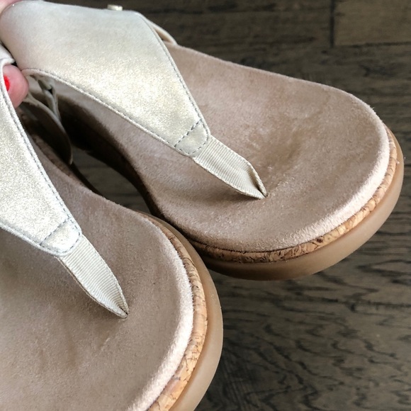 Vionic Kirra II thong gold metallic sandals Sz 10 Like New - Picture 5 of 9